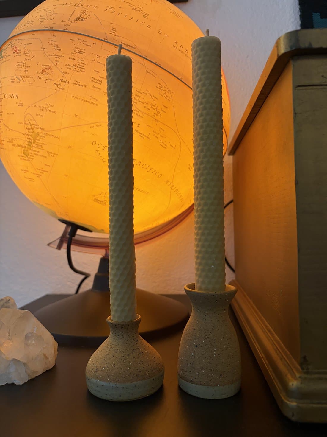 Par de velas de cera de abelha texturizadas em favo, em castiçais de cerâmica