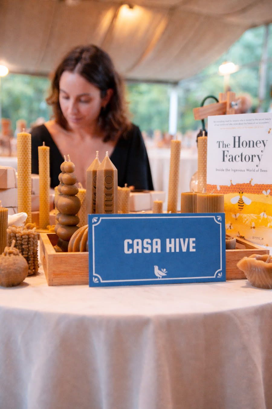 Banca da Casa Hive com velas de cera de abelha em uma feira